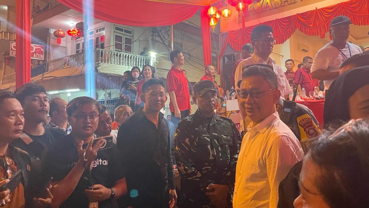 "Walikota Edi Rusdi Kamtono meninjau kemeriahan malam Imlek di Jalan Gajah Mada Pontianak dan pastikan atraksi naga serta barongsai akan meriahkan Cap Go Meh. "