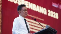 Wali Kota Pontianak Edi Rusdi Kamtono memberikan sambutan dalam acara Musrenbang 2026 dengan latar belakang baliho merah bertuliskan Musrenbang 2026. (Dok. HO/Faktakalbar.id)