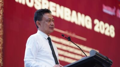 Wali Kota Pontianak Edi Rusdi Kamtono memberikan sambutan dalam acara Musrenbang 2026 dengan latar belakang baliho merah bertuliskan Musrenbang 2026. (Dok. HO/Faktakalbar.id)