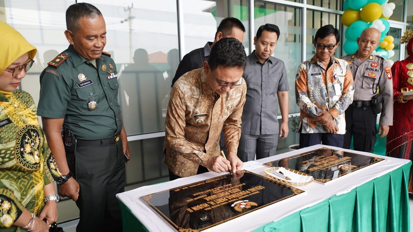 Wali Kota Pontianak, Edi Rusdi Kamtono, sedang menandatangani prasasti peresmian gedung baru UPT Puskesmas Parit H. Husin II disaksikan jajaran pejabat terkait. (Dok. HO/Faktakalbar.id)