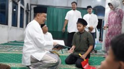 Edi Rusdi Kamtono menandatangani buku kehadiran Salat Tarawih siswa di Pontianak Selatan guna membina karakter religius pelajar sejak dini. (Dok: Pemprov Kalbar)