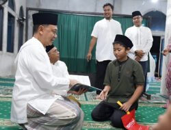 Edi Kamtono Teken Buku Tarawih Siswa