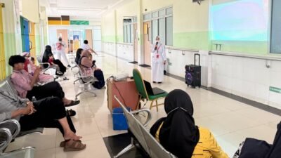 Terapis Wicara RSUD SSMA Pontianak, Ismi Dalilah, memberikan edukasi mengenai gangguan bicara dan bahasa pada anak di ruang tunggu rumah sakit. (Dok. HO/Faktakalbar.id)