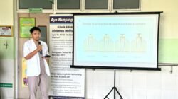 Dimas Bayu memberikan edukasi mengenai jenis karies gigi dan kaitannya dengan penyakit jantung kepada pengunjung RSUD SSMA Pontianak. (Dok. HO/Faktakalbar.id)