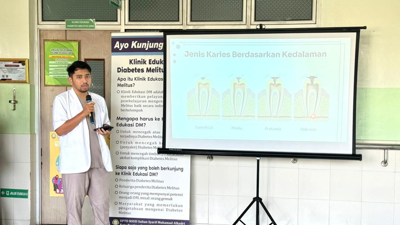 Dimas Bayu memberikan edukasi mengenai jenis karies gigi dan kaitannya dengan penyakit jantung kepada pengunjung RSUD SSMA Pontianak. (Dok. HO/Faktakalbar.id)