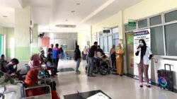 Dokter gigi sedang memberikan edukasi kesehatan menggunakan mikrofon kepada pasien dan pengunjung yang duduk di ruang tunggu RSUD SSMA Kota Pontianak. (Dok. HO/Faktakalbar.id)