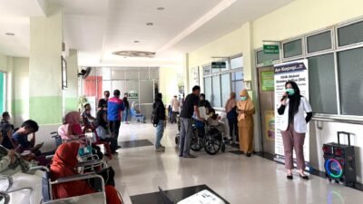 Dokter gigi sedang memberikan edukasi kesehatan menggunakan mikrofon kepada pasien dan pengunjung yang duduk di ruang tunggu RSUD SSMA Kota Pontianak. (Dok. HO/Faktakalbar.id)