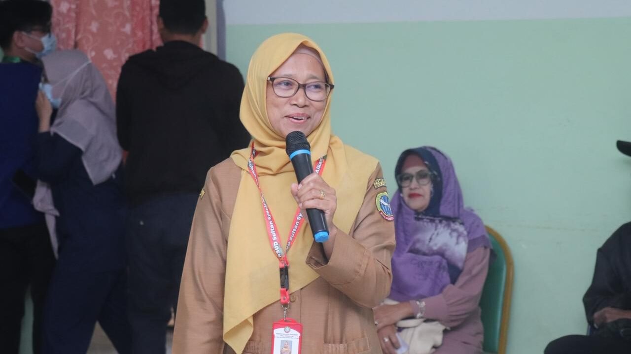 Dokter Nihayatus Solikhah saat memberikan edukasi mengenai pentingnya deteksi dini melalui Medical Check Up (MCU) kepada pengunjung RSUD SSMA Pontianak. (Dok. HO/Faktakalbar.id)