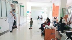 Petugas Fisioterapis sedang memberikan edukasi kesehatan mengenai tumbuh kembang anak kepada para orang tua di ruang tunggu Klinik Penyakit Anak RSUD SSMA Kota Pontianak. (Dok. HO/Faktakalbar.id)