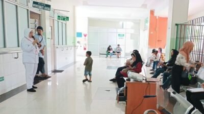 Petugas Fisioterapis sedang memberikan edukasi kesehatan mengenai tumbuh kembang anak kepada para orang tua di ruang tunggu Klinik Penyakit Anak RSUD SSMA Kota Pontianak. (Dok. HO/Faktakalbar.id)