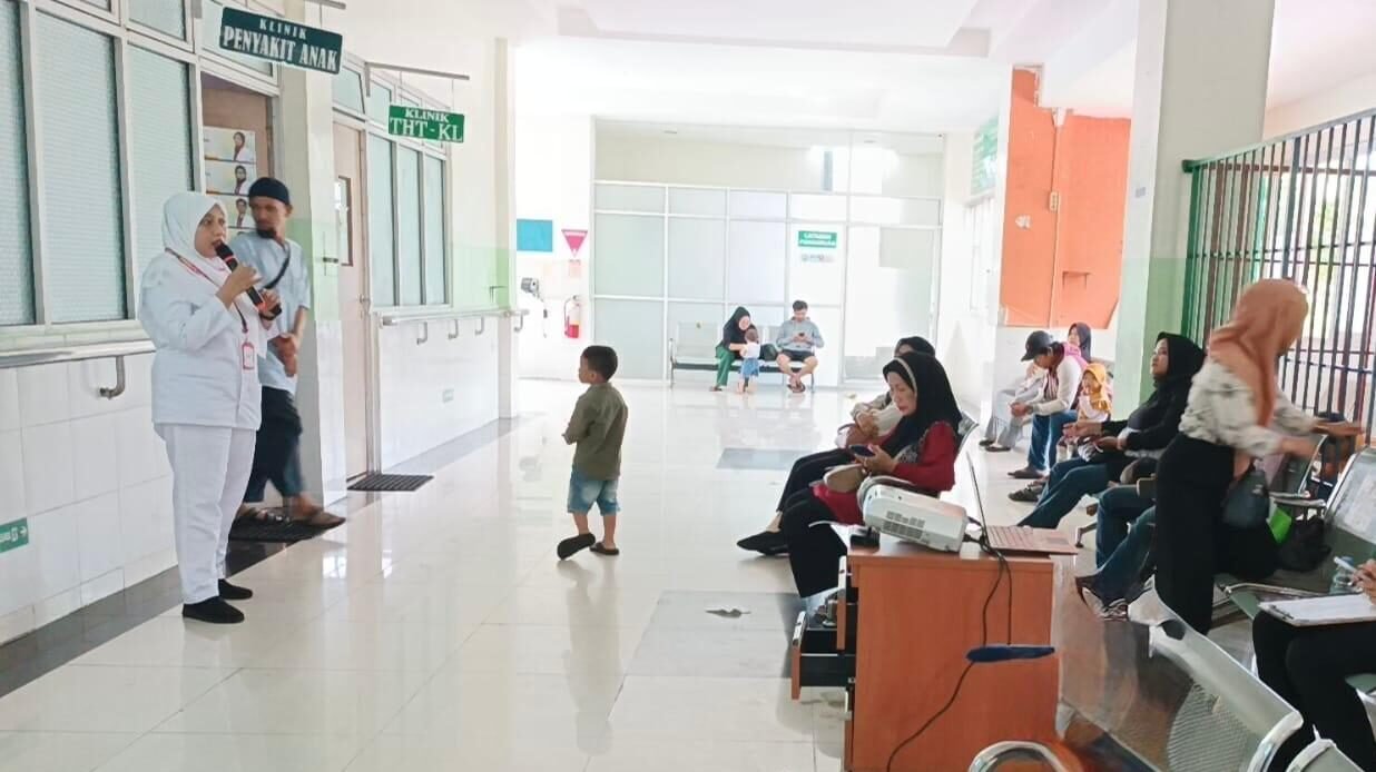Petugas Fisioterapis sedang memberikan edukasi kesehatan mengenai tumbuh kembang anak kepada para orang tua di ruang tunggu Klinik Penyakit Anak RSUD SSMA Kota Pontianak. (Dok. HO/Faktakalbar.id)