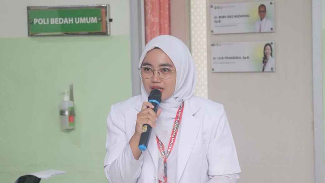 Dokter Umum RSUD SSMA Pontianak Gita Risti Novianti memberikan edukasi kewaspadaan Virus Nipah kepada pengunjung rumah sakit. (Dok. HO/Faktakalbar.id)
