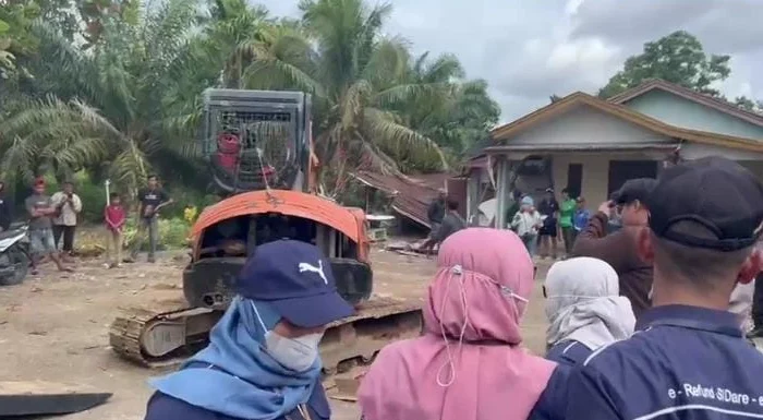 "Eksekusi rumah di Sungai Raya Dalam oleh PN Mempawah berlangsung ricuh. Pemilik menolak karena objek dinilai tidak sesuai fakta dan melapor balik."