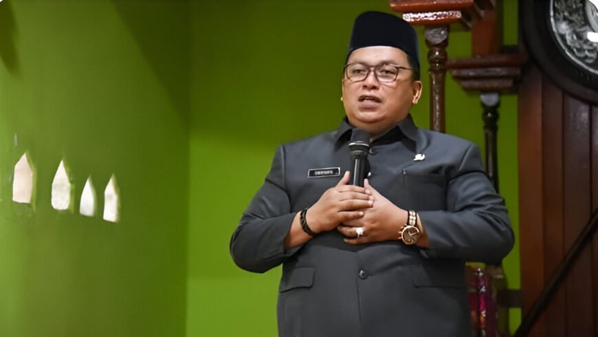 Pemerintah Kabupaten Kubu Raya menargetkan penyelesaian pembangunan jalan poros sebelum masa jabatan kepala daerah berakhir pada 2029. Hal ini disampaikan oleh Sukiryanto di Masjid Muhajirin, Batu Ampar. (Dok: Prokopim Kubu Raya)