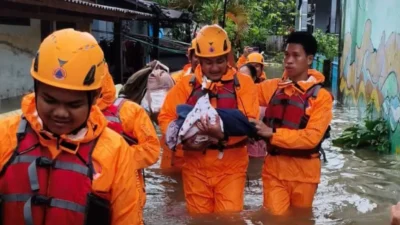 Petugas BPBD mengevakuasi warga terdampak bencana banjir di Kota Makassar, Rabu (25/2).