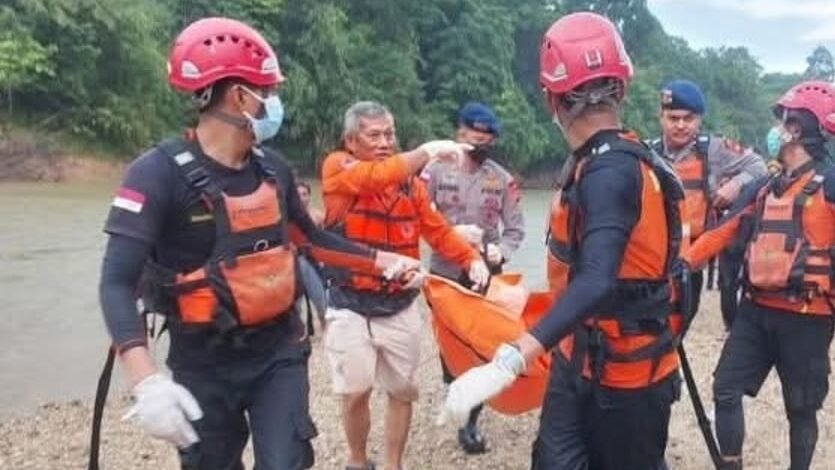Tim gabungan saat melakukan proses evakuasi jenazah anak berusia empat tahun yang ditemukan di aliran Sungai Sekayam, Kecamatan Kembayan, Kamis (5/2/2026).
