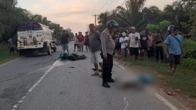 Proses evakuasi korban dan olah TKP kecelakaan maut di Kecamatan Toba jalan trans kalimantan. (Dok. Ariya/Faktakalbar.id)