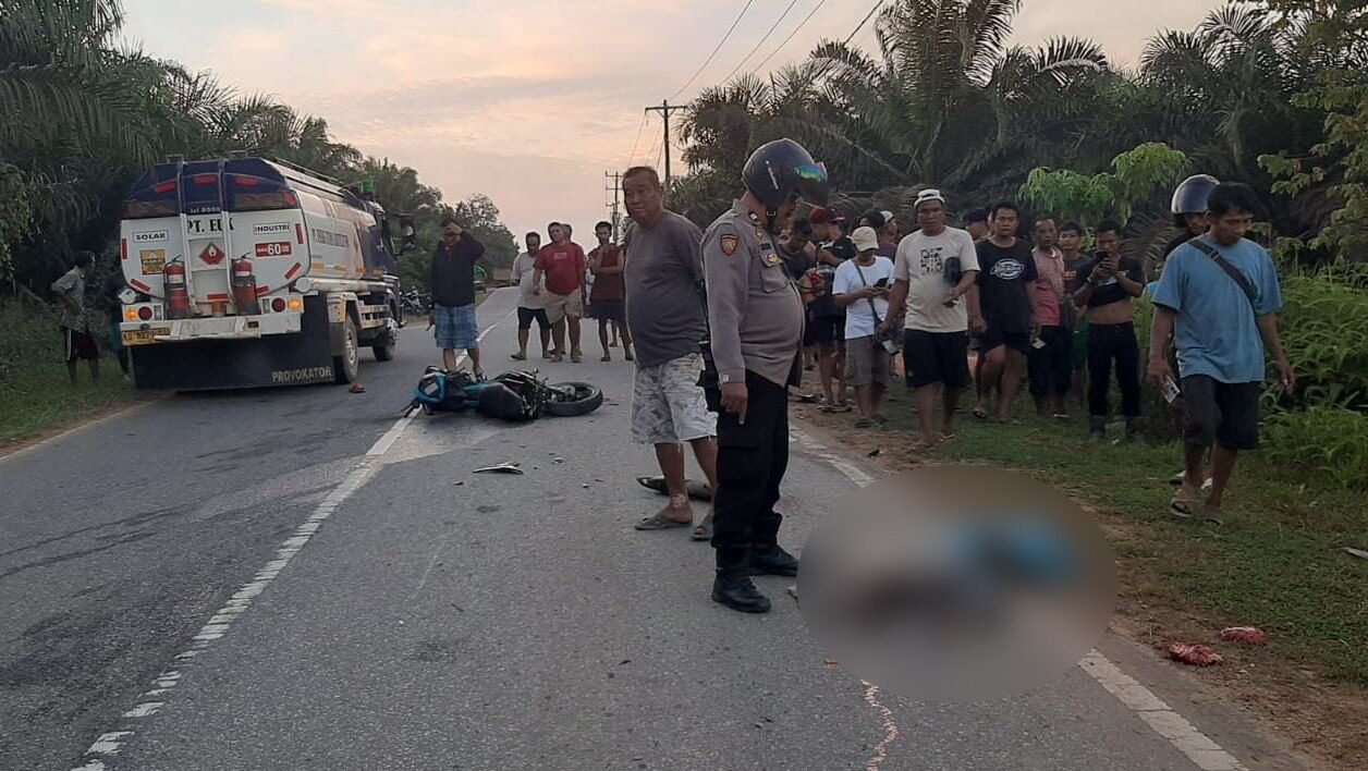 Proses evakuasi korban dan olah TKP kecelakaan maut di Kecamatan Toba jalan trans kalimantan. (Dok. Ariya/Faktakalbar.id)