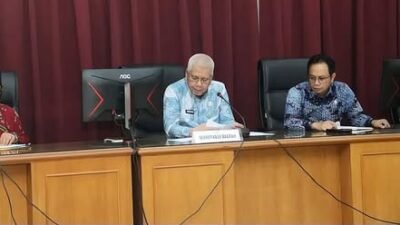 Sekretaris Daerah Provinsi Kalimantan Barat, Harisson, memberikan arahan terkait evaluasi Proyek dan Program Strategis Nasional (Pro-SN) di Pontianak, Jumat (20/2/2026).