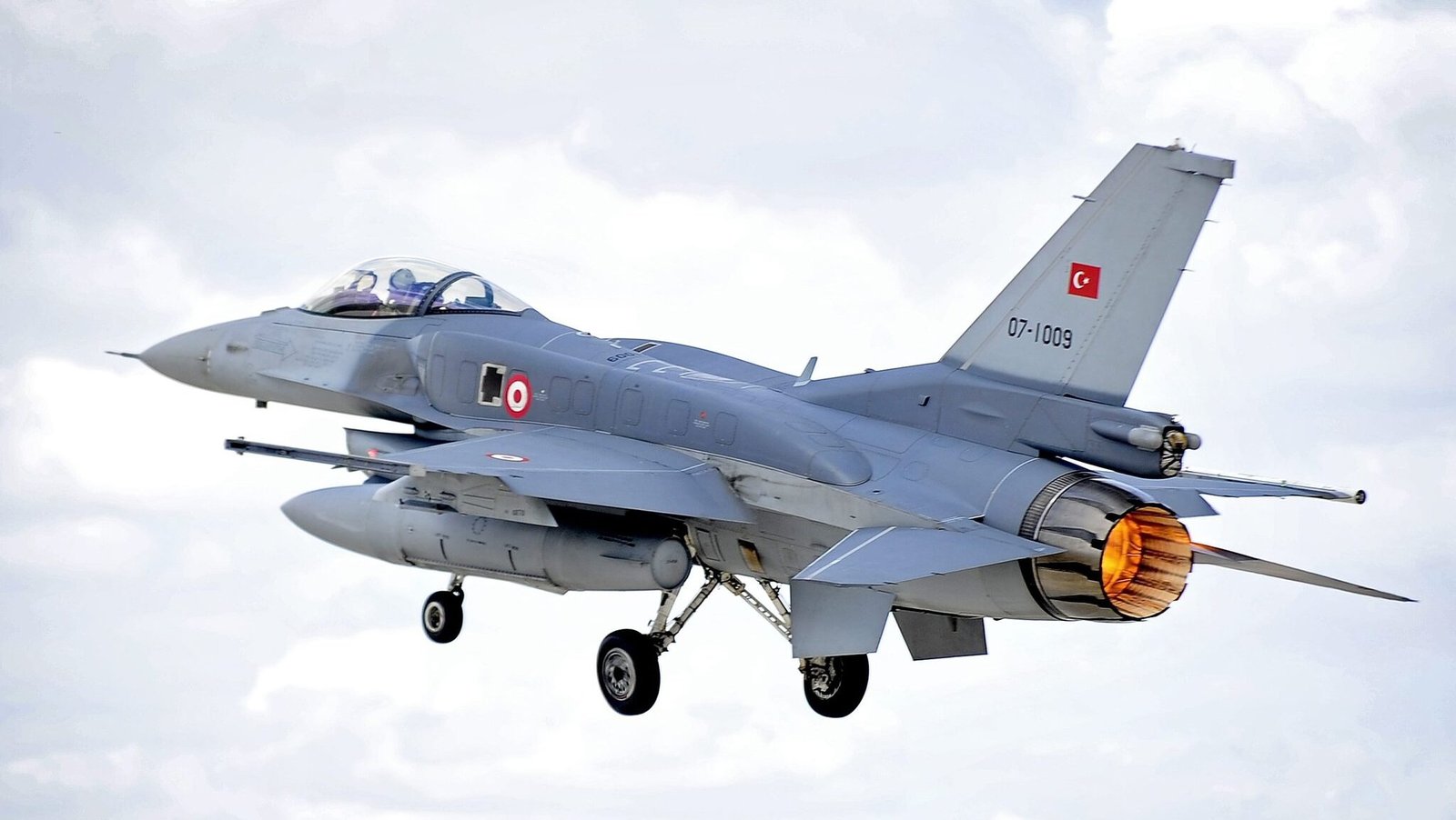 Jet tempur F-16 Angkatan Udara Turki. Sebuah pesawat jenis ini jatuh sesaat setelah lepas landas di Balıkesir yang mengakibatkan pilotnya gugur. (Dok. Ist)