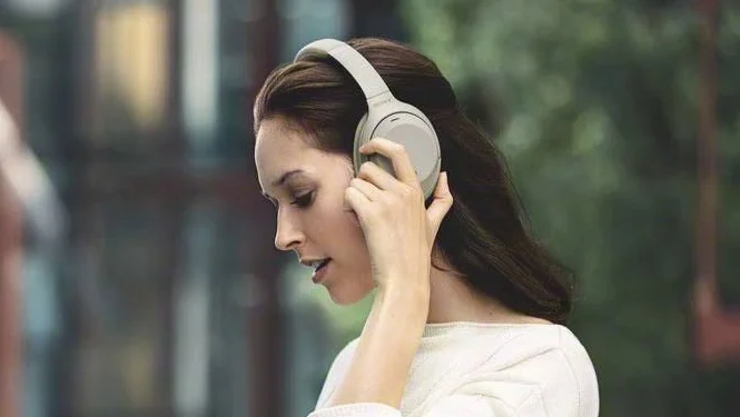 "Sering pakai headphone bluetooth berjam-jam? Simak penjelasan ahli soal mitos radiasi pemicu kanker otak dan risiko kesehatan sebenarnya yang mengintai."