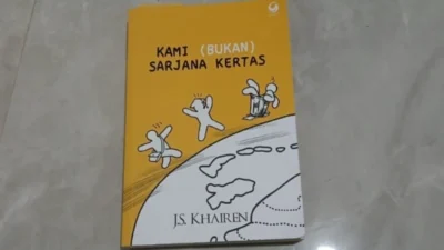 "Menelisik 6 fakta di balik buku "Kami (Bukan) Sarjana Kertas" karya J.S. Khairen. Sebuah tamparan realita bagi mahasiswa dan dunia pendidikan Indonesia yang membuka mata."