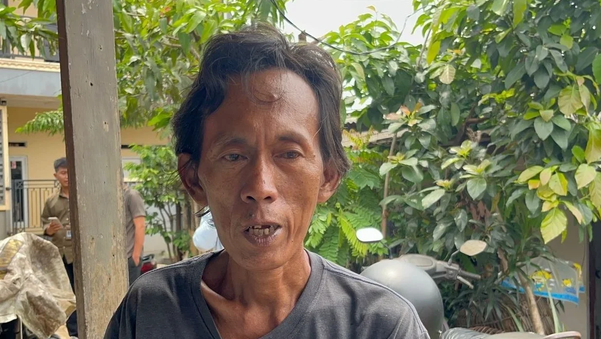 "Inkonsistensi ucapan pedagang es gabus, Suderajat, ternyata akibat trauma tekanan kasus viral. Hasil lab polisi pastikan es gabus aman dan bebas spons."