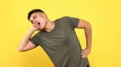 "Fenomena "Remaja Jompo" mengindikasikan krisis kesehatan muskuloskeletal dini. Artikel ini membedah dampak gaya hidup sedenter dan screen time terhadap anatomi tubuh Gen Z secara medis."