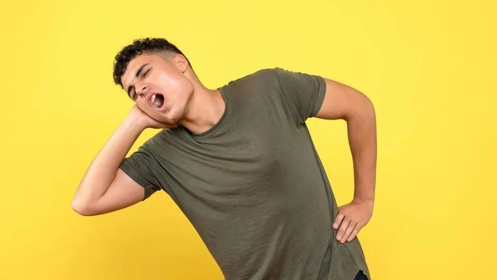 "Fenomena "Remaja Jompo" mengindikasikan krisis kesehatan muskuloskeletal dini. Artikel ini membedah dampak gaya hidup sedenter dan screen time terhadap anatomi tubuh Gen Z secara medis."