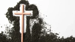 "Masa permenungan telah tiba. Simak 4 fakta menarik seputar puasa Pra Paskah Katolik, mulai dari bedanya pantang hingga makna abu di dahi."