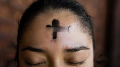 "Tanda dimulainya masa Prapaskah. Simak 4 fakta menarik tentang Rabu Abu (Ash Wednesday), mulai dari simbol debu hingga makna puasa dan pantang."