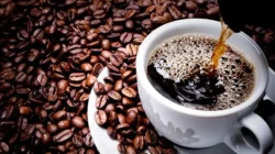 "Benarkah kopi memicu darah tinggi? Simak penjelasan ahli tentang efek kafein bagi peminum rutin vs sesekali serta batas aman konsumsinya per hari."