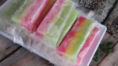 "Es gabus kembali viral di media sosial. Teksturnya yang mirip gabus tapi lumer di mulut punya rahasia unik. Simak fakta menarik jajanan legenda 90-an ini."