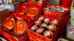 "Simak 7 fakta unik kue keranjang yang jarang diketahui. Dari simbol keberuntungan hingga tradisi "menyuap" dewa, inilah alasan mengapa kudapan ini wajib ada saat Imlek."