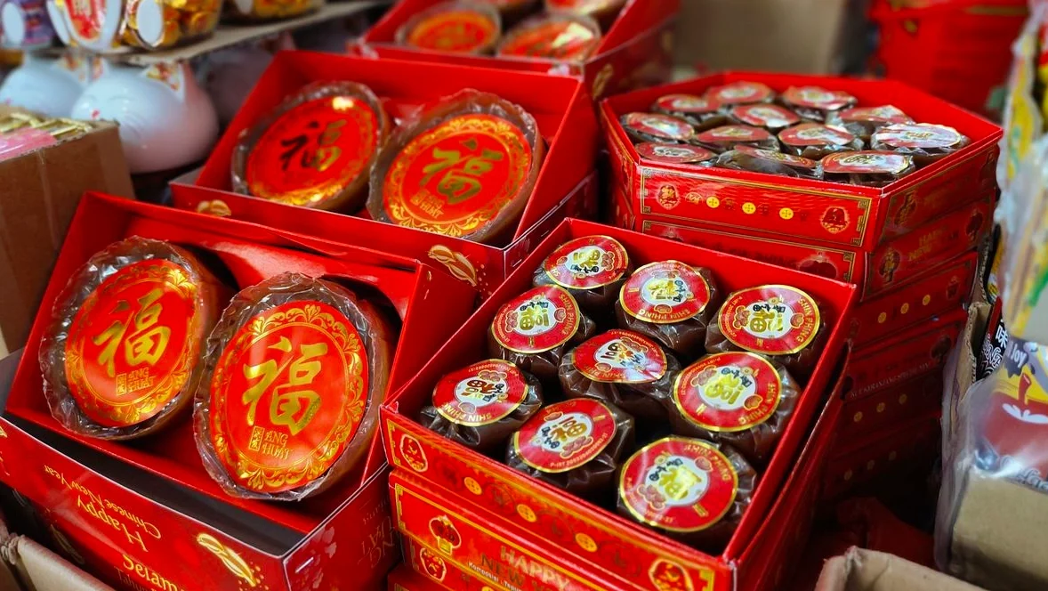 "Simak 7 fakta unik kue keranjang yang jarang diketahui. Dari simbol keberuntungan hingga tradisi "menyuap" dewa, inilah alasan mengapa kudapan ini wajib ada saat Imlek."