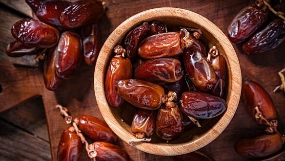 "Heboh praktik date laundering kurma jelang Ramadan. Simak fakta di balik penyamaran label kurma Medjool dan tips menjadi konsumen yang lebih teliti sebelum membeli."