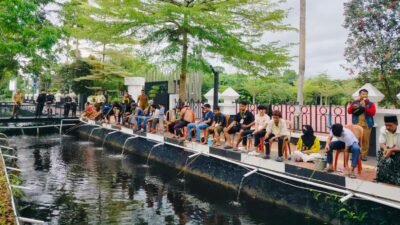 "Puluhan warga padati kolam Kantor Bupati Kubu Raya untuk Festival Mancing Ngabuburit. Panitia batasi tangkapan maksimal 7 ekor ikan nila per peserta."