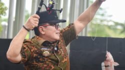Bupati Kubu Raya Sujiwo mengangkat ikan hasil tangkapan dalam pembukaan Festival Mancing Sambil Ngabuburit 2026. (Dok. HO/Faktakalbar.id)