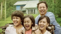 "Sedang mencari tontonan seru sambil menunggu buka puasa? Simak 5 rekomendasi film kekeluargaan yang penuh makna dan hangat untuk dinikmati bersama keluarga di rumah. "