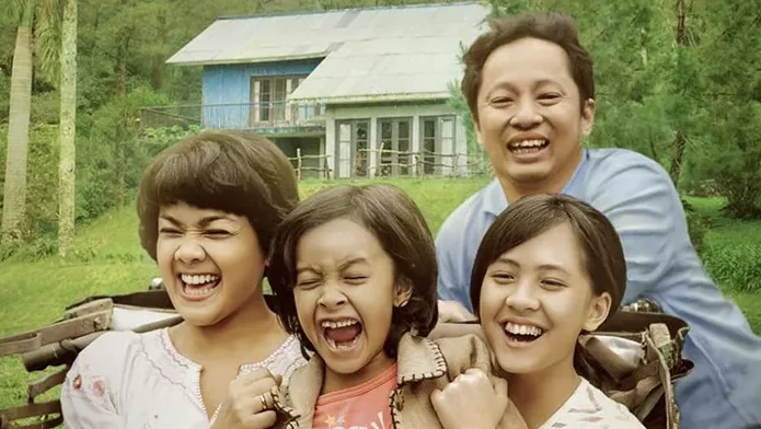 "Sedang mencari tontonan seru sambil menunggu buka puasa? Simak 5 rekomendasi film kekeluargaan yang penuh makna dan hangat untuk dinikmati bersama keluarga di rumah. "