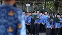 Barisan ASN Pemerintah Kota Pontianak mengenakan seragam batik Korpri saat mengikuti upacara rutin. (Dok. HO/Faktakalbar.id)