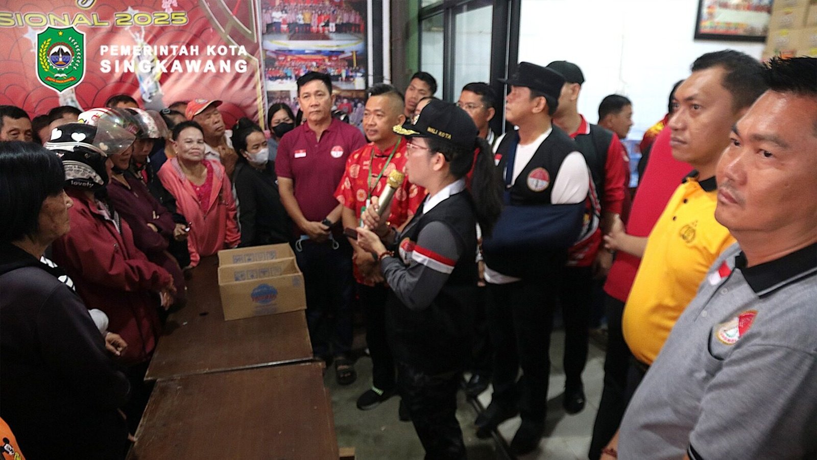 Wali Kota Singkawang Tjhai Chui Mie membagikan paket sembako secara simbolis kepada warga dalam kegiatan bakti sosial di Kantor Sekretariat Hakka Singkawang. (Dok. HO/Faktakalbar.id)