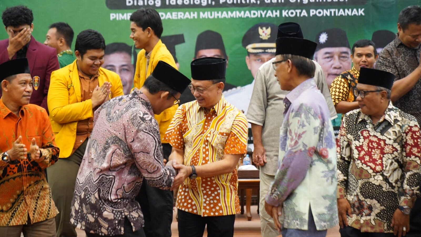 Wali Kota Pontianak Edi Rusdi Kamtono bersalaman dengan peserta Dialog Ideopolitor PDM Kota Pontianak di Aula Rumah Dinas. (Dok. HO/Faktakalbar.id)