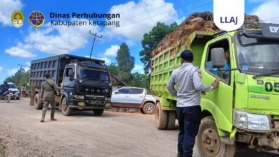 Petugas Dinas Perhubungan Kabupaten Ketapang melakukan pemantauan dan penjagaan kendaraan bermotor di ruas jalan Pelang yang sedang dalam proses perbaikan. (Dok. HO/Faktakalbar.id)