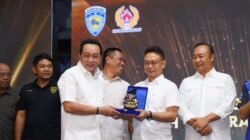 Wali Kota Pontianak Edi Rusdi Kamtono menerima plakat penghargaan sebagai Tokoh Otomotif dari perwakilan IMI Kalimantan Barat di Pendopo Gubernur. (Dok. HO/Faktakalbar.id)