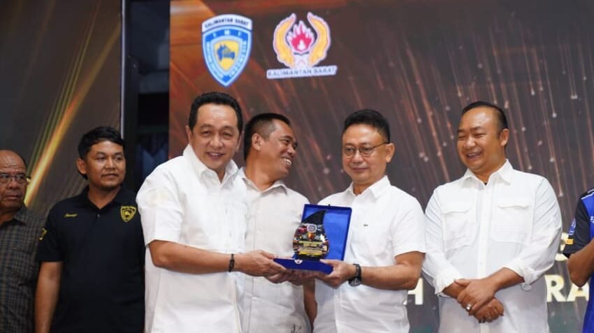 Wali Kota Pontianak Edi Rusdi Kamtono menerima plakat penghargaan sebagai Tokoh Otomotif dari perwakilan IMI Kalimantan Barat di Pendopo Gubernur. (Dok. HO/Faktakalbar.id)
