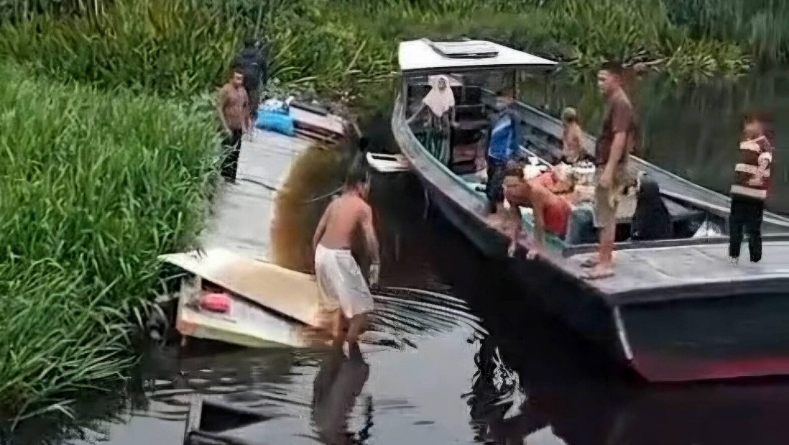 Warga berupaya mengevakuasi barang dan membantu motor air LINTAS yang tenggelam di perairan Kampung Siak, Desa Durian, Kecamatan Sungai Ambawang, Rabu (11/2/2026) sore.