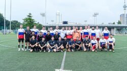 Foto bersama tim sepak bola Kedutaan Besar Rusia dan Kementerian Luar Negeri RI di lapangan hijau Jakarta dalam rangka Hari Pekerja Diplomatik. (Dok. HO/Faktakalbar.id)