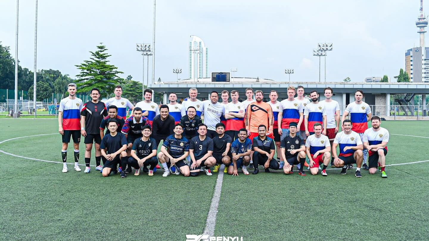 Foto bersama tim sepak bola Kedutaan Besar Rusia dan Kementerian Luar Negeri RI di lapangan hijau Jakarta dalam rangka Hari Pekerja Diplomatik. (Dok. HO/Faktakalbar.id)