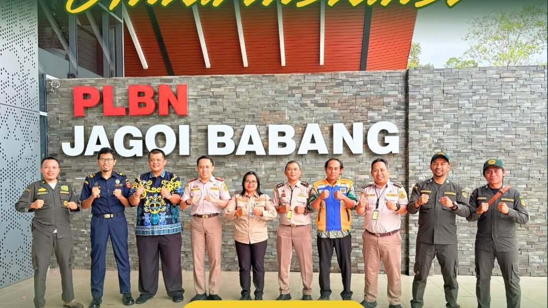 Petugas Karantina Kalimantan Barat bersama jajaran Polsek, Satgas Pamtas, dan instansi terkait berfoto di depan PLBN Jagoi Babang dalam rangka penguatan pengawasan perbatasan. (Dok. HO/Faktakalbar.id)
